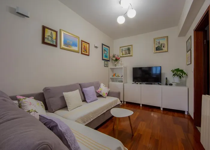 Apartment Mime Split